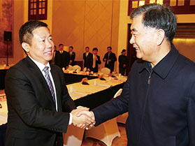 十九屆中央政治局常委，第十三屆全國(guó)政協(xié)主席汪洋與周海江握手合影
